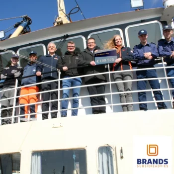 Pieter Brands, subsidie adviseur, bij subsidie ontvangst Zeekadettenkorps Urk.