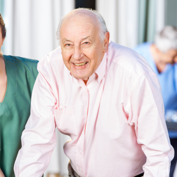 Afbeelding van een verzorgende met een client