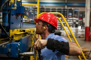 Medewerker werkt aan machine, verkregen met subsidie geld.