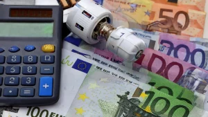Afbeelding met geld, rekenmachine en knop van radiator ten behoeve van teruggave energiebelasting