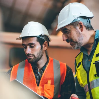 Foto met twee mannen aan het werk in de bouw.