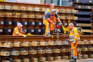 Foto van 4 mannen op een bouwplaats