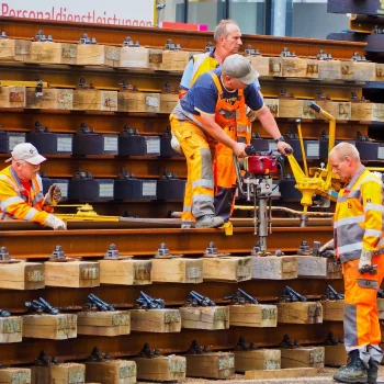 Foto van 4 mannen op een bouwplaats