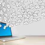 Foto van laptop, uitbeelden versturen van digitale post