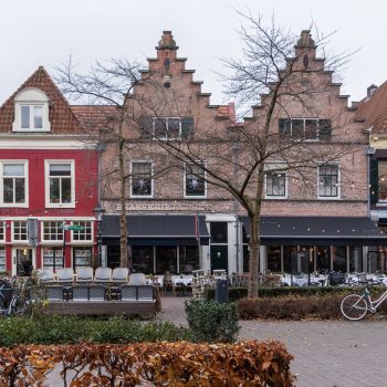 Foto van rij huizen en horeca in Zwolle